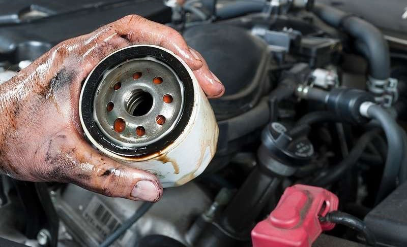 Mỗi lần thay dầu động cơ ô tô, có cần thiết phải thay lọc dầu?