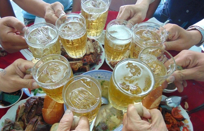 Uống 6 lon bia, mất bao lâu nồng độ cồn về 0?