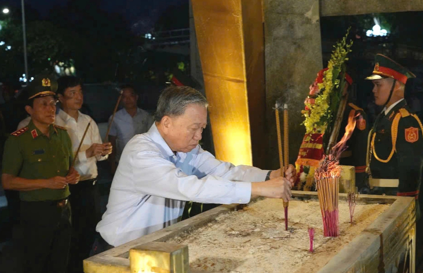 Tổng Bí thư, Chủ tịch nước Tô Lâm dâng hương tưởng nhớ các Anh hùng liệt sỹ
