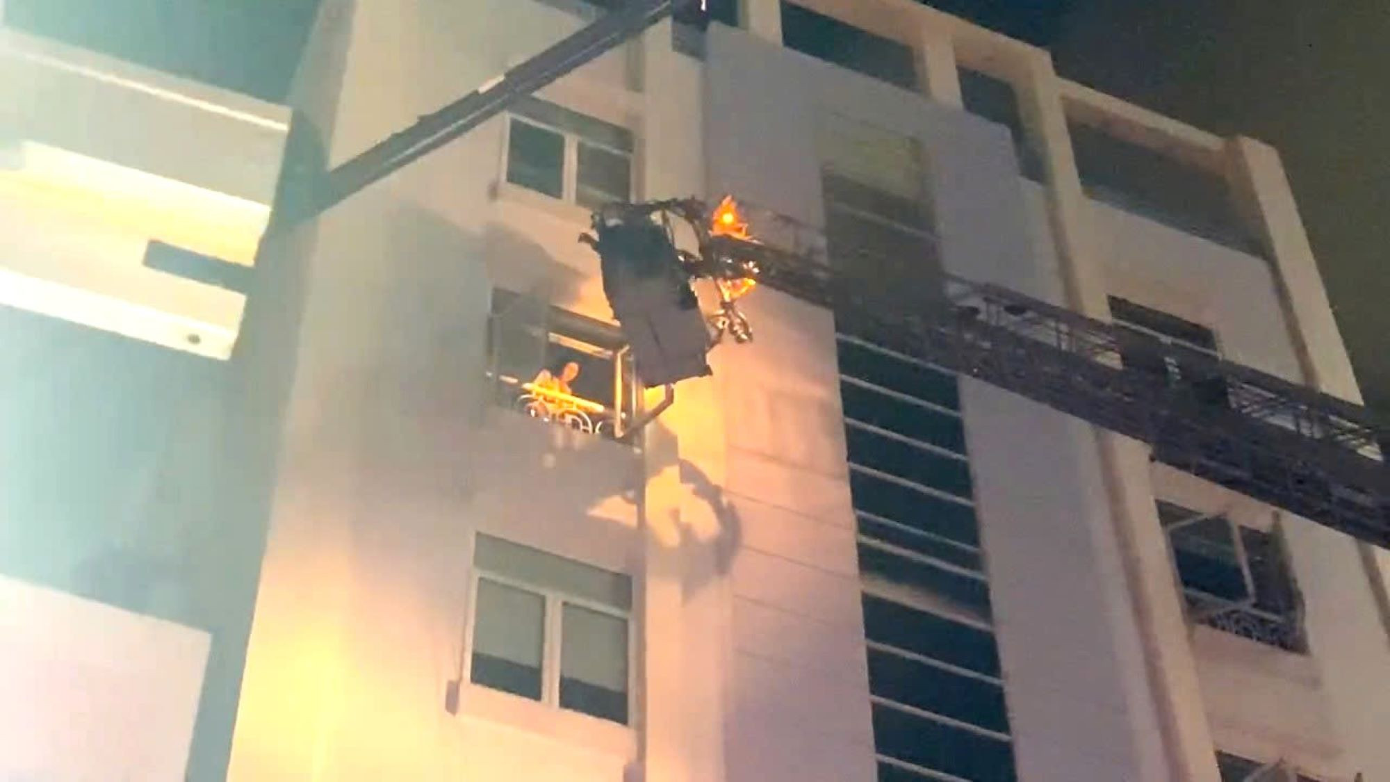 Cháy chung cư mini ở Đà Nẵng, giải cứu nhiều người mắc kẹt