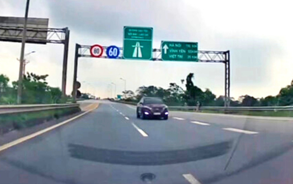 Phạt 17 triệu đồng tài xế ô tô đi ngược chiều trên cao tốc Nội Bài - Lào Cai