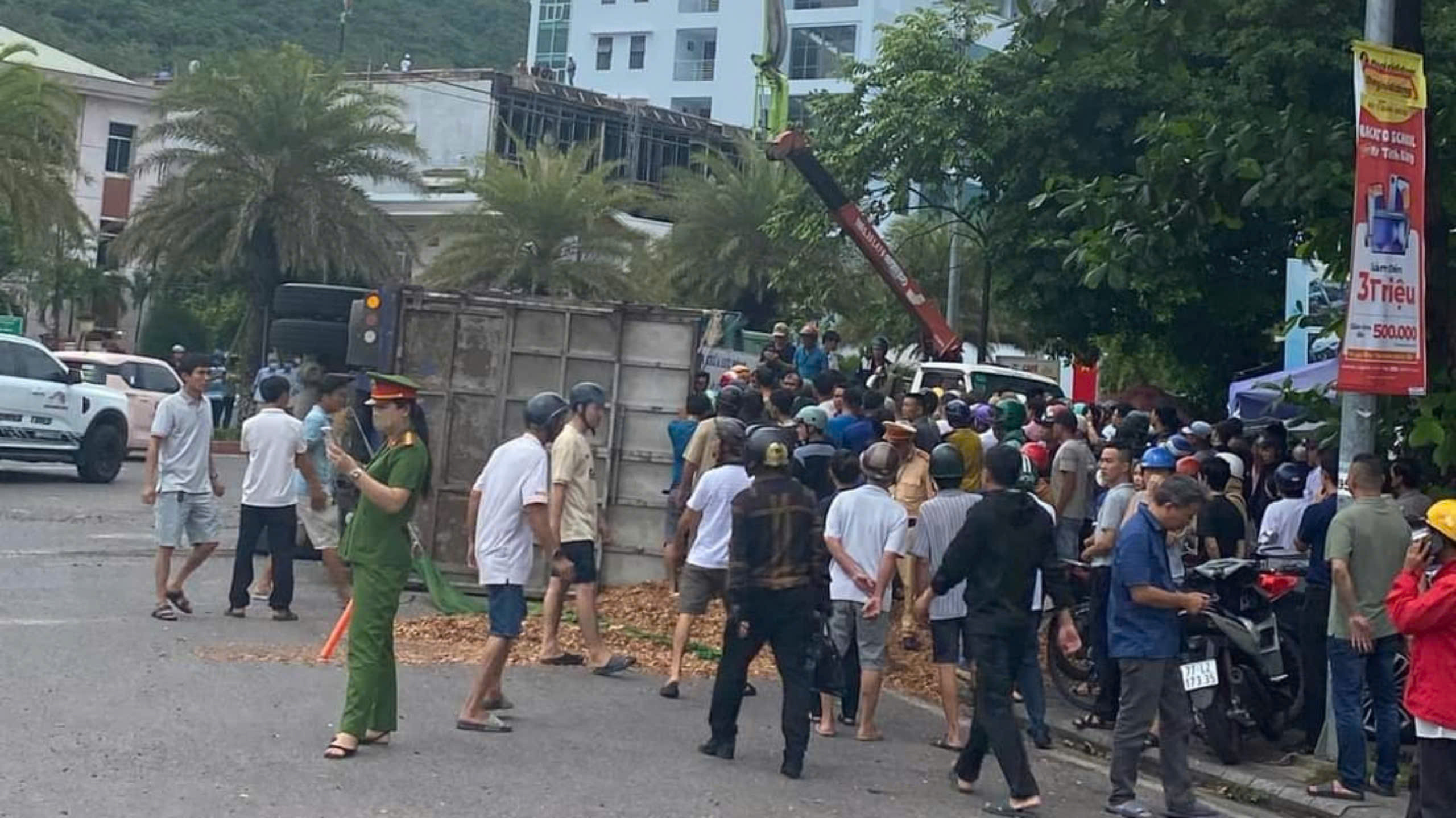 Khoảnh khắc xe chở gỗ dăm lật ngang khiến 3 người tử vong