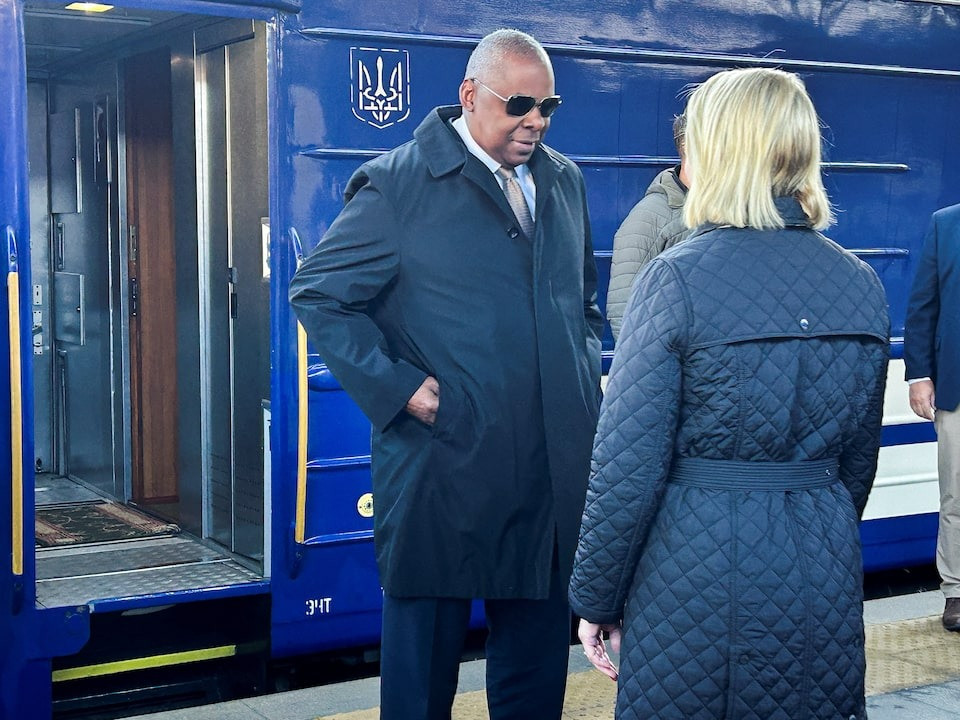 Bộ trưởng Quốc phòng Mỹ thăm Ukraine, khẳng định sự ủng hộ với Kiev