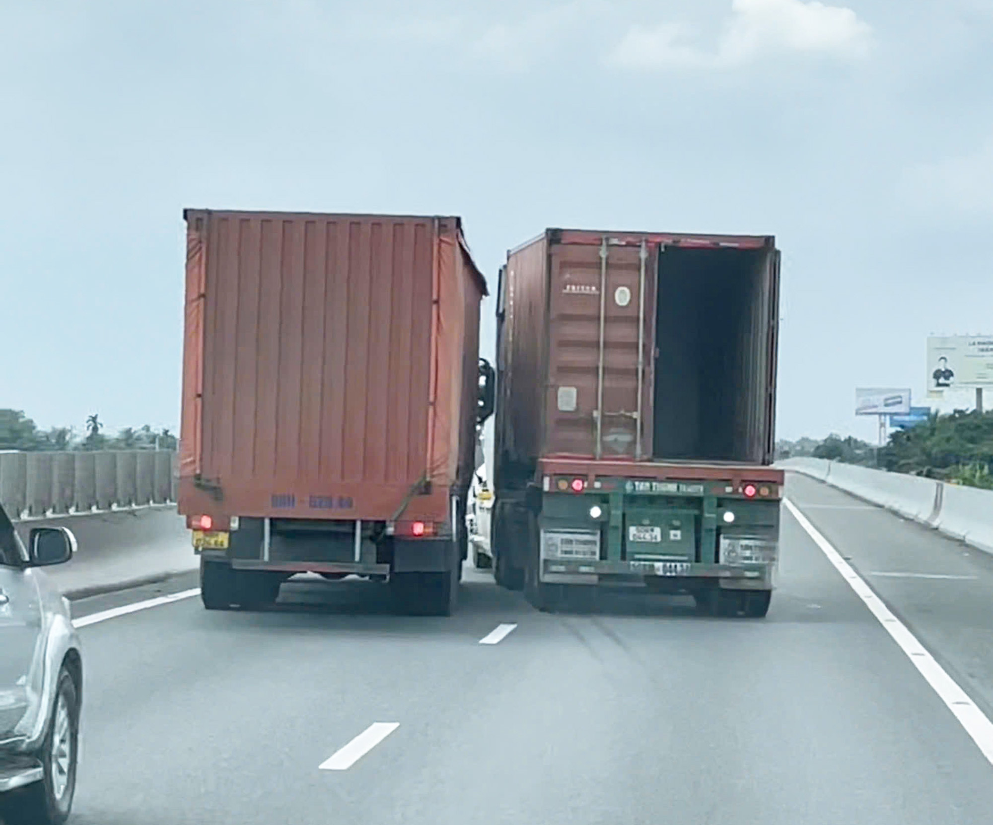Xe tải và xe container rượt đuổi, chèn ép nhau trên cao tốc qua Long An