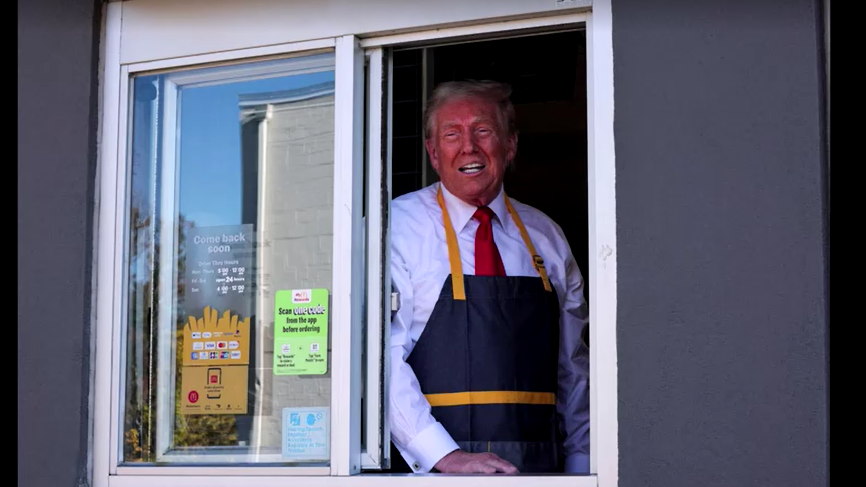 Ông Trump đeo tạp dề bán thức ăn nhanh cho lái xe qua đường