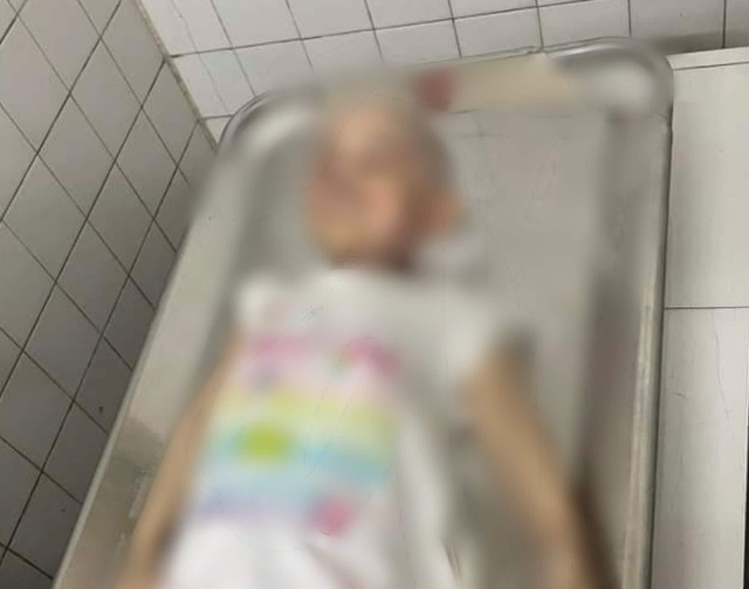 Bé gái 5 tuổi tử vong nghi do bạo hành: Tạm giữ hình sự người mẹ