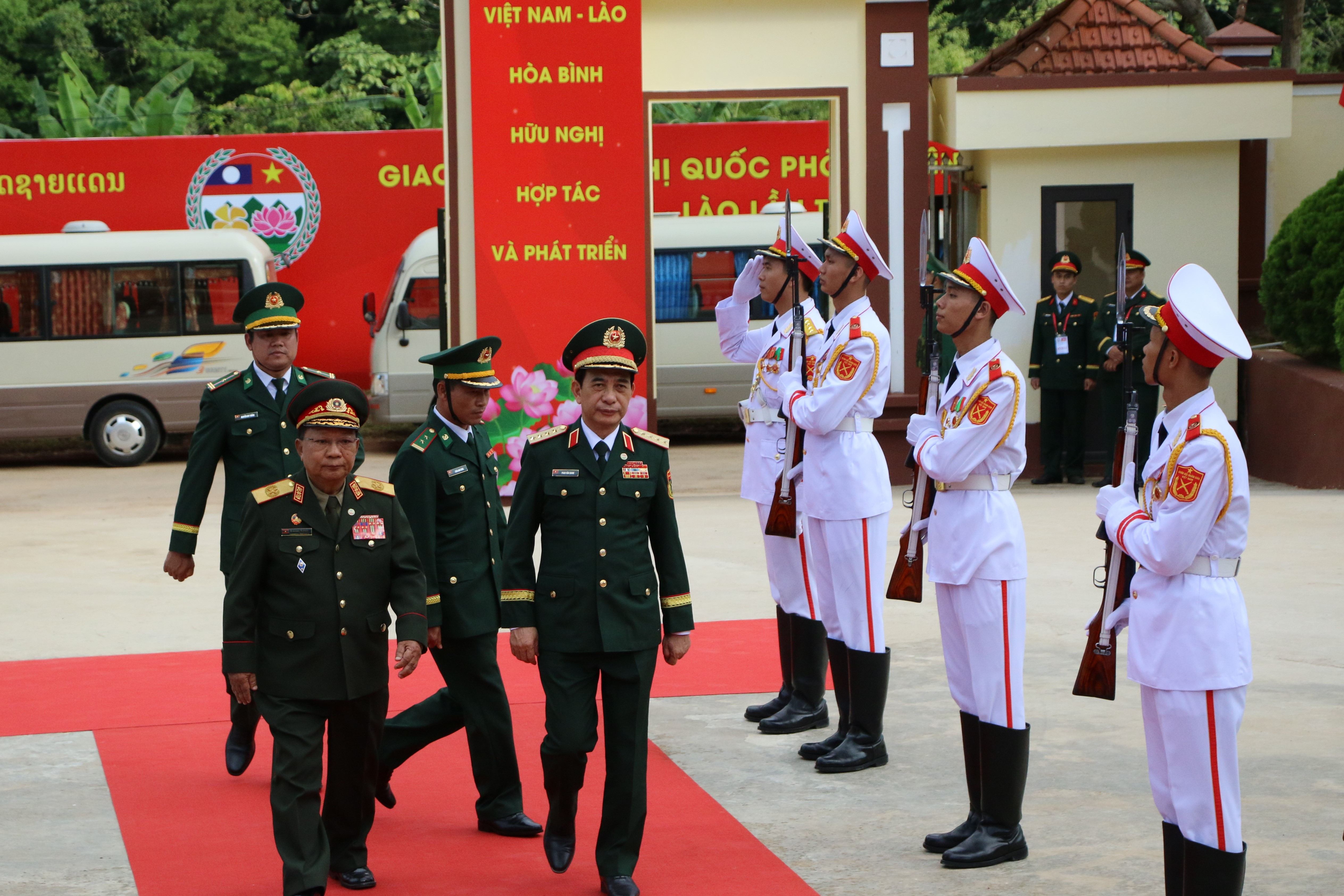 Bộ trưởng Quốc phòng Việt Nam - Lào thăm Đồn Biên phòng cửa khẩu Lóng Sập