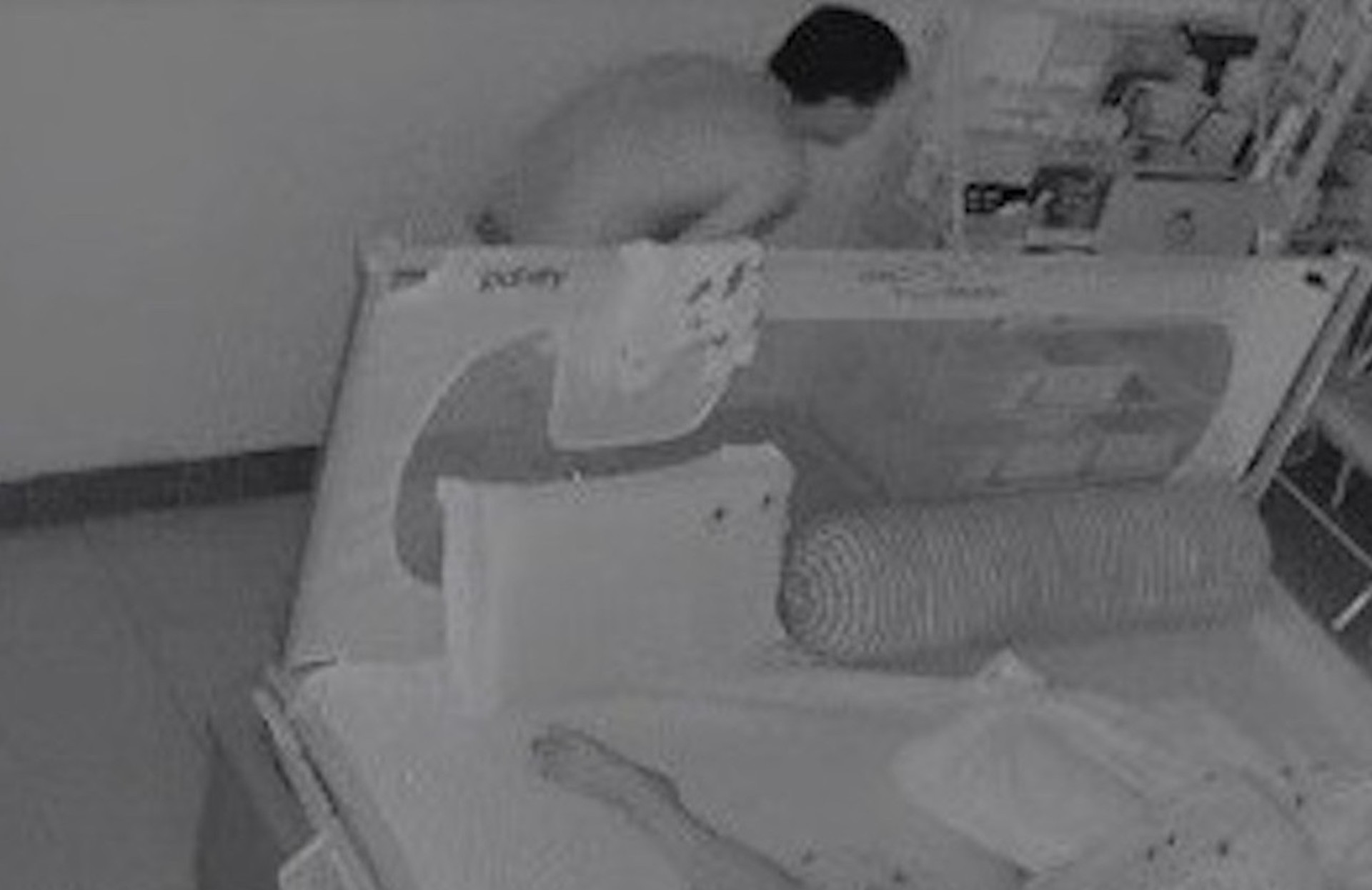 Gã đạo chích 'khoả thân' khi đột nhập nhà dân ra đầu thú