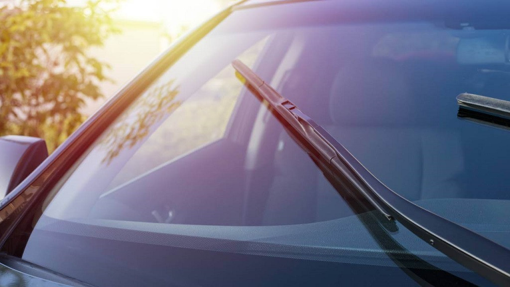 Cách chăm sóc kính lái ô tô đơn giản