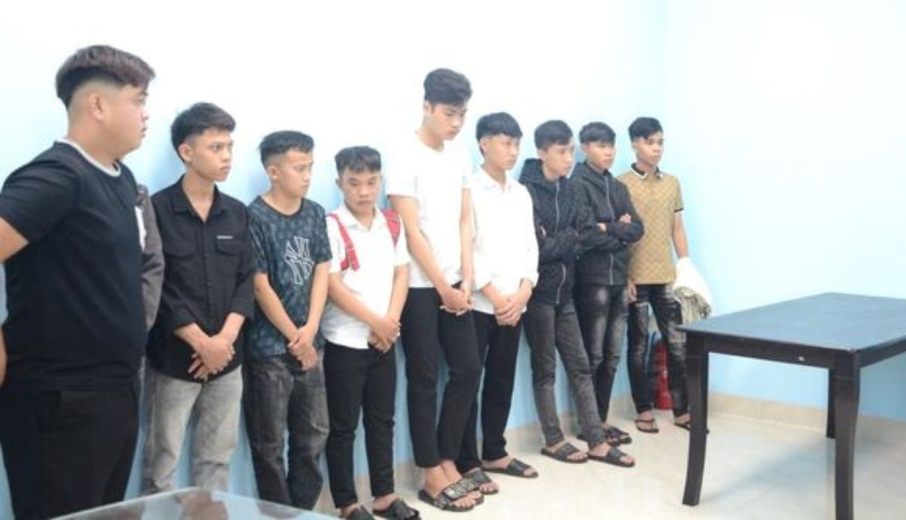 Khởi tố 20 thanh thiếu niên mang dao phóng lợn, bom xăng đi hỗn chiến