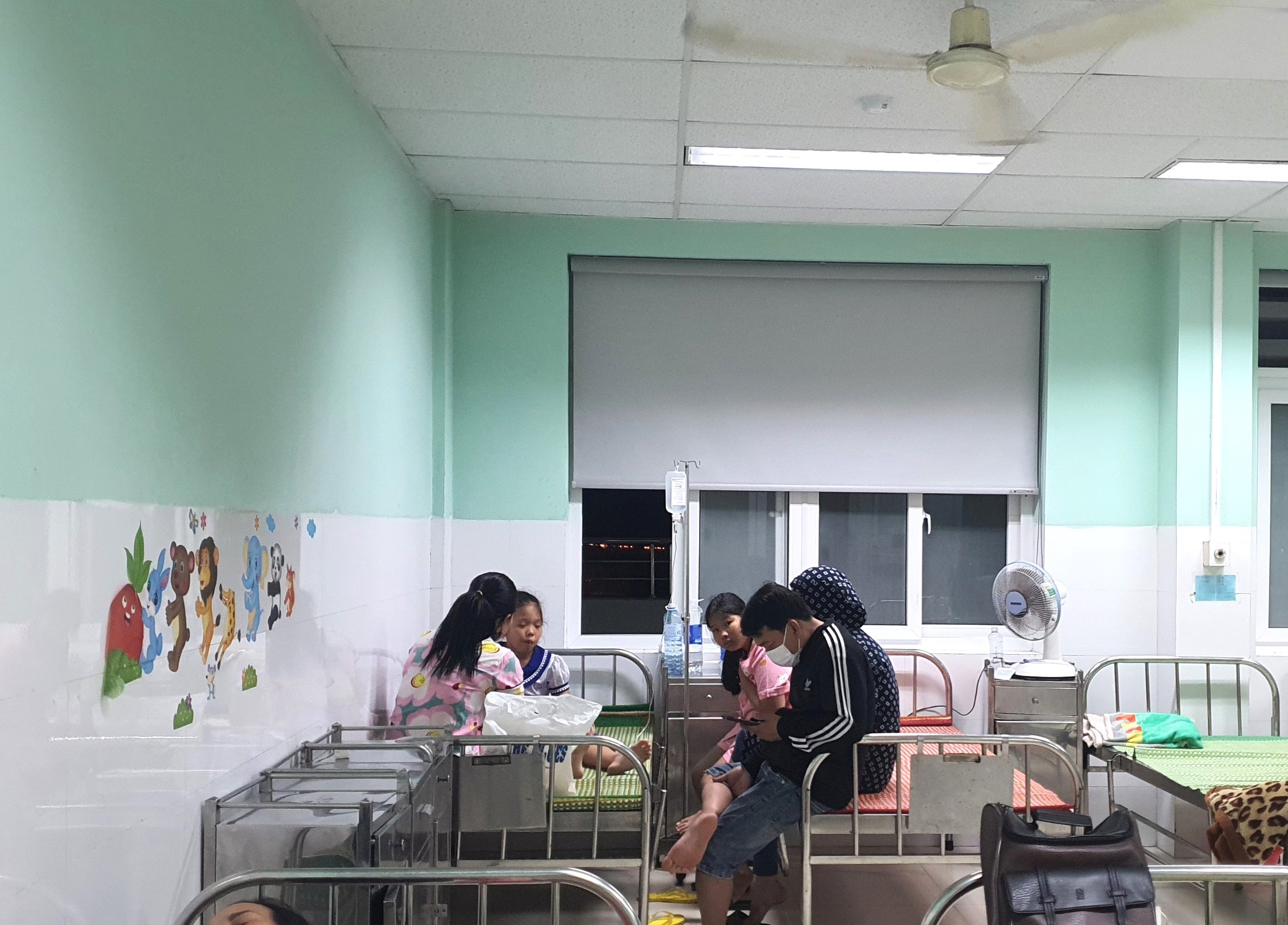 15 học sinh tiểu học ở Quảng Nam nhập viện cấp cứu sau khi ăn sữa chua