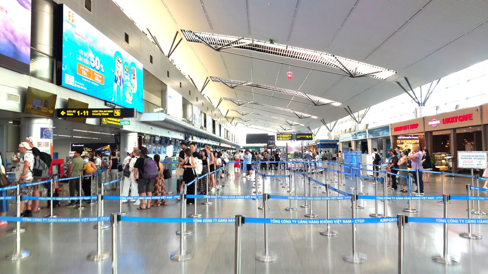 Tạm dừng tiếp nhận các chuyến bay ở miền Trung do ảnh hưởng bão Trami