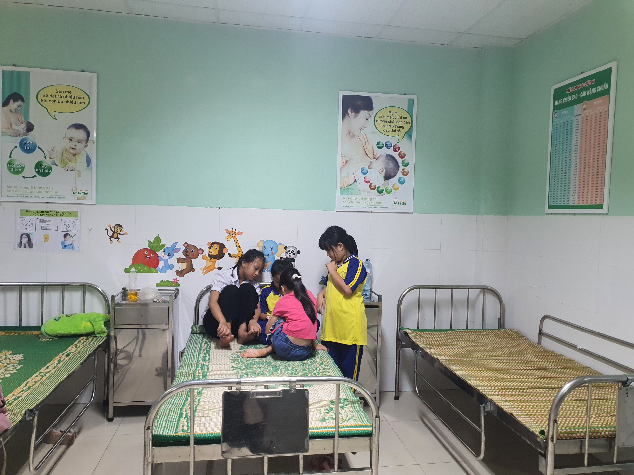 15 học sinh nôn ói phải nhập viện, trung tâm y tế ở Quảng Nam báo cáo gì?