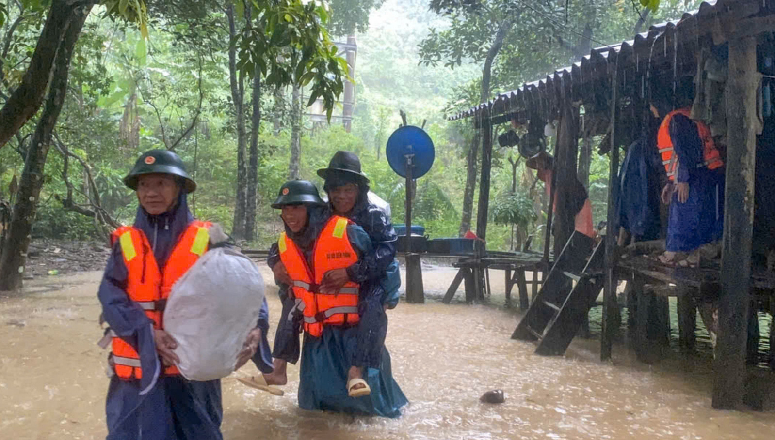 Nước lũ bủa vây, người dân miền Trung hối hả chạy lụt