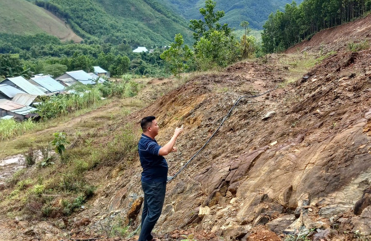 Quả đồi nứt toác, di dời khẩn cấp hàng trăm người dân ở Quảng Nam
