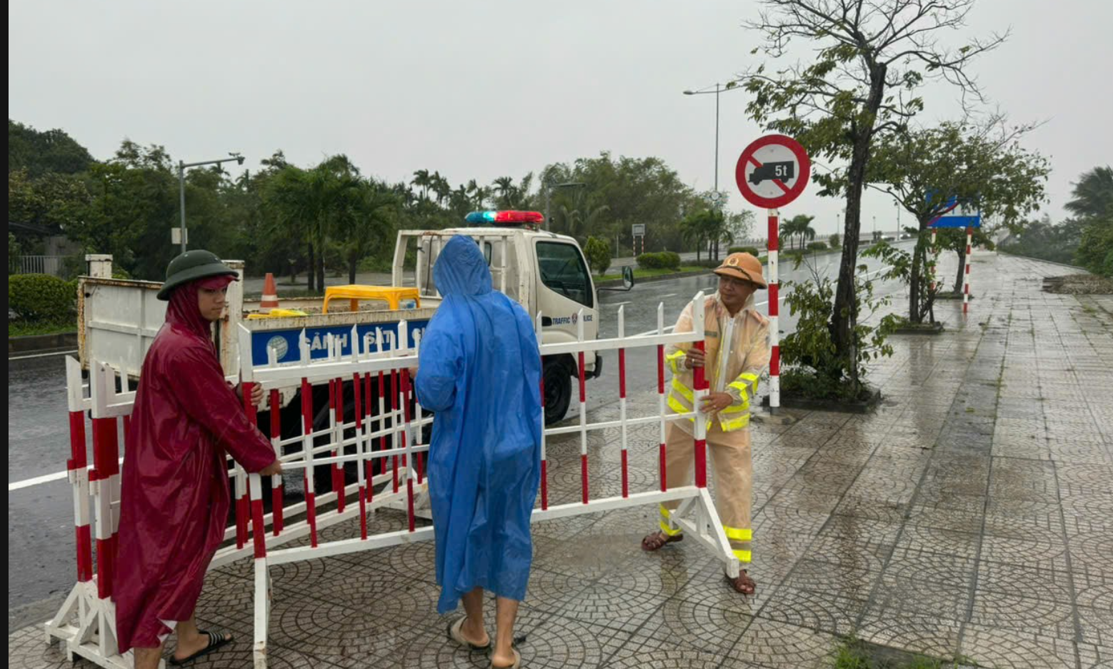 Bão Trami gây mưa lớn, Huế - Đà Nẵng yêu cầu người dân không ra đường