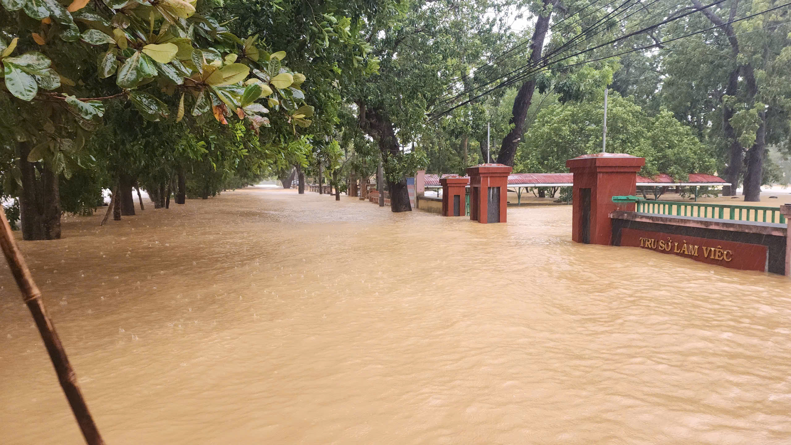 Lật thuyền khi mang tài sản đi tránh lũ, người đàn ông mất tích