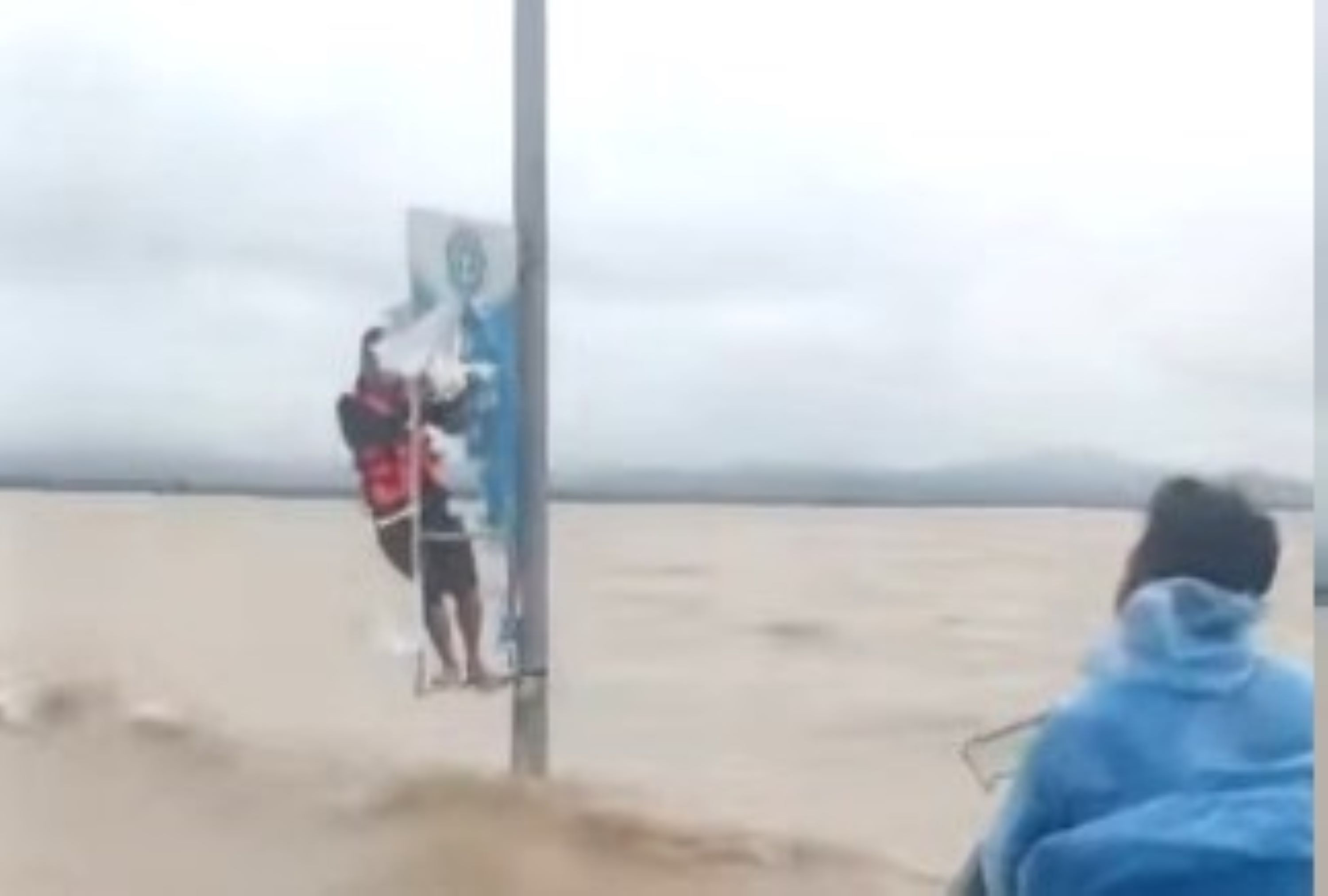 Bị lật đò, người đàn ông ở Quảng Bình bám vào cột điện suốt 12 giờ