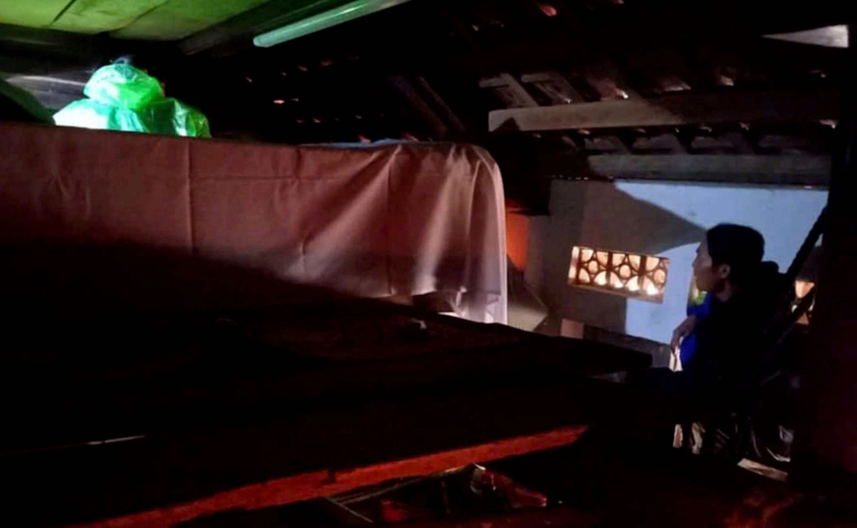 Xót xa quan tài người chết vùng 'rốn lũ' Quảng Bình phải 'treo' sát mái nhà 