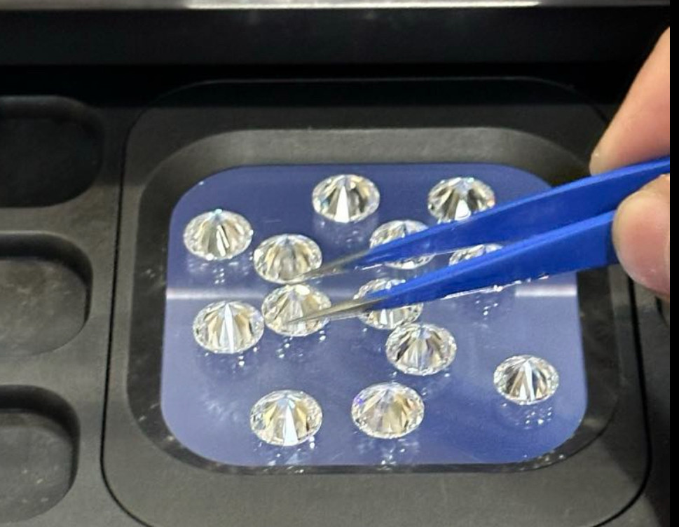 Khách Ấn Độ vận chuyển trái phép 700 viên kim cương qua sân bay Tân Sơn Nhất