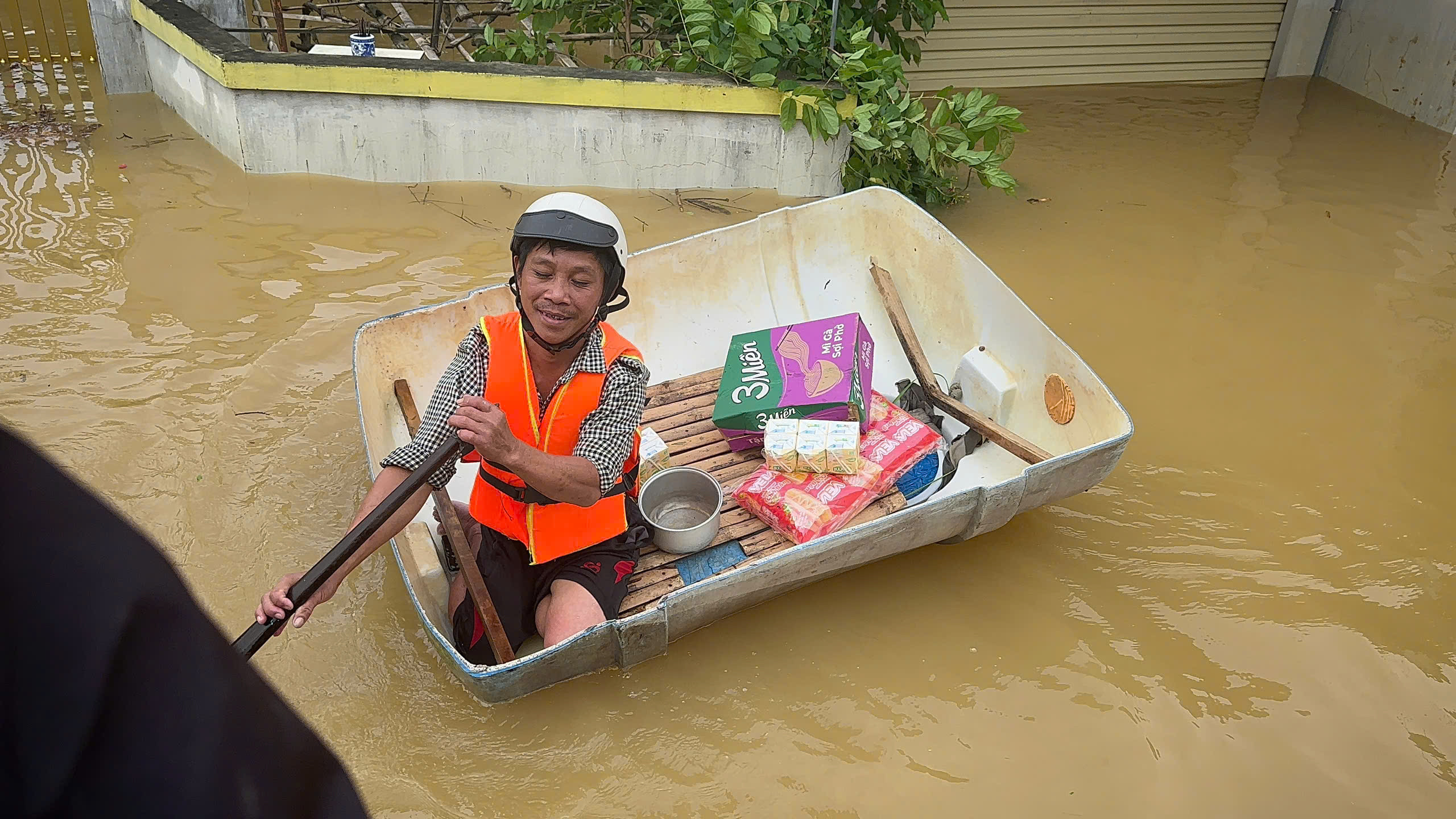 Dân vùng lũ Quảng Bình cả ngày ăn mỳ tôm sống, thèm cơm, thiếu nước sạch