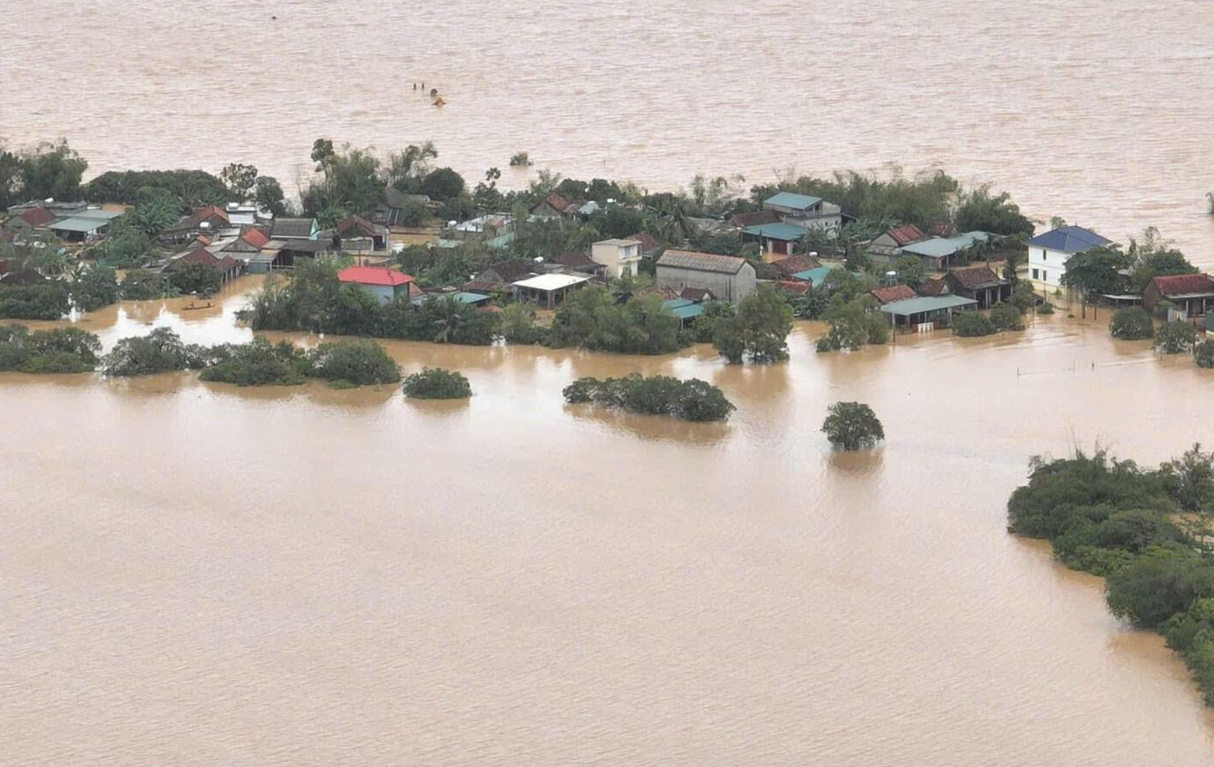 Nước chạm nóc nhà, hàng nghìn hộ dân ở 'rốn lũ' Quảng Bình vẫn bị cô lập 