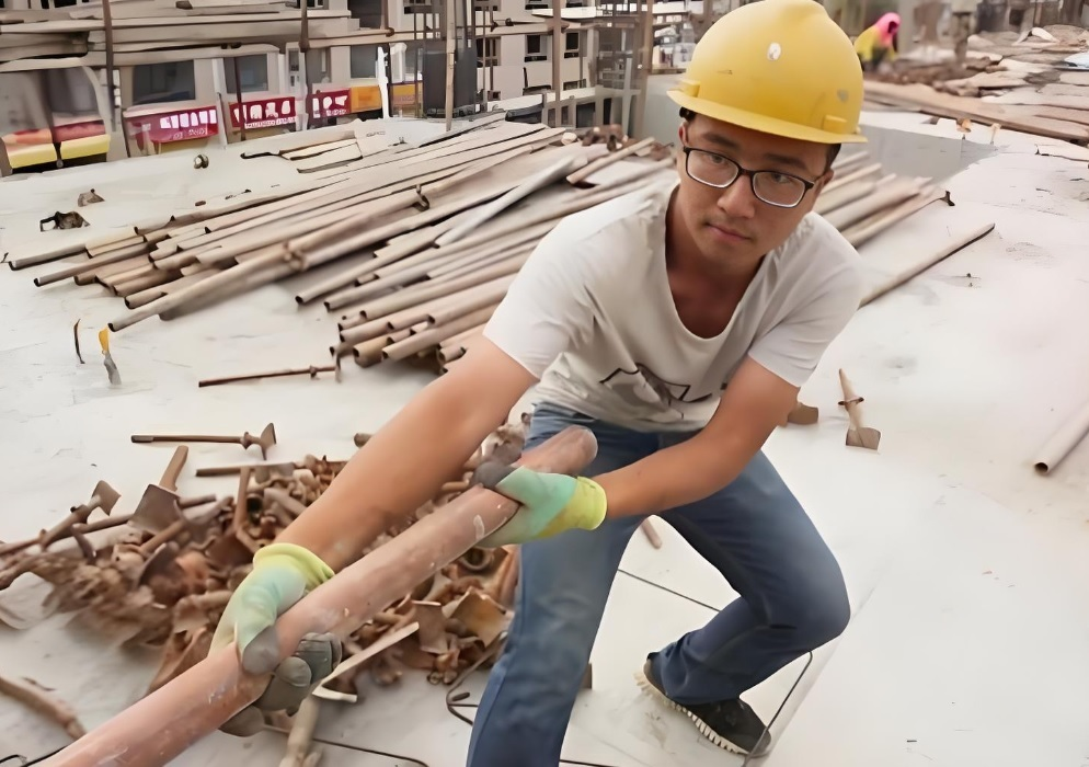  Đang làm phụ hồ, nam sinh bất ngờ nhận giấy trúng tuyển đại học top 1