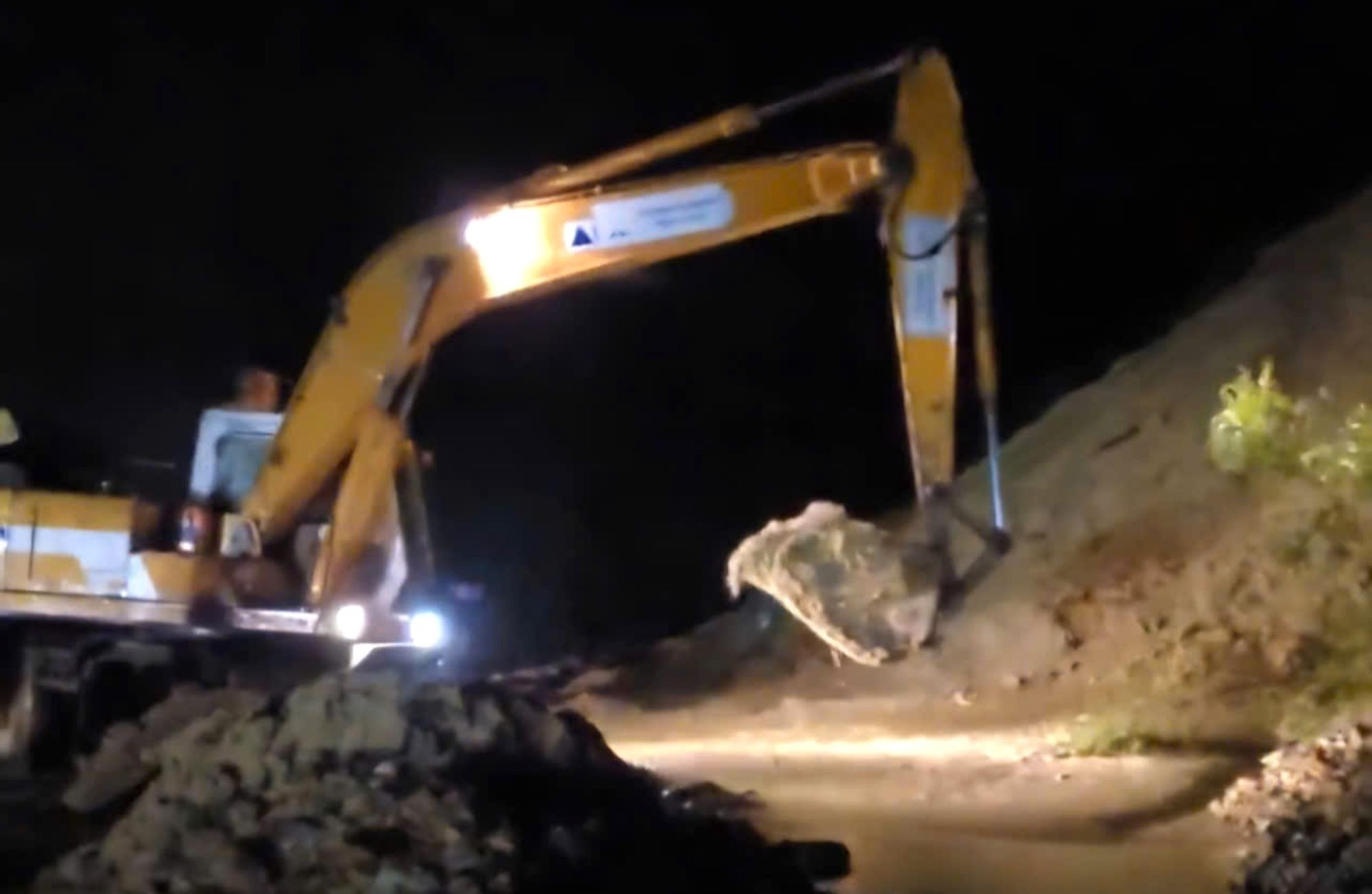 Xuyên đêm khắc phục sự cố sạt lở cao tốc La Sơn-Hòa Liên