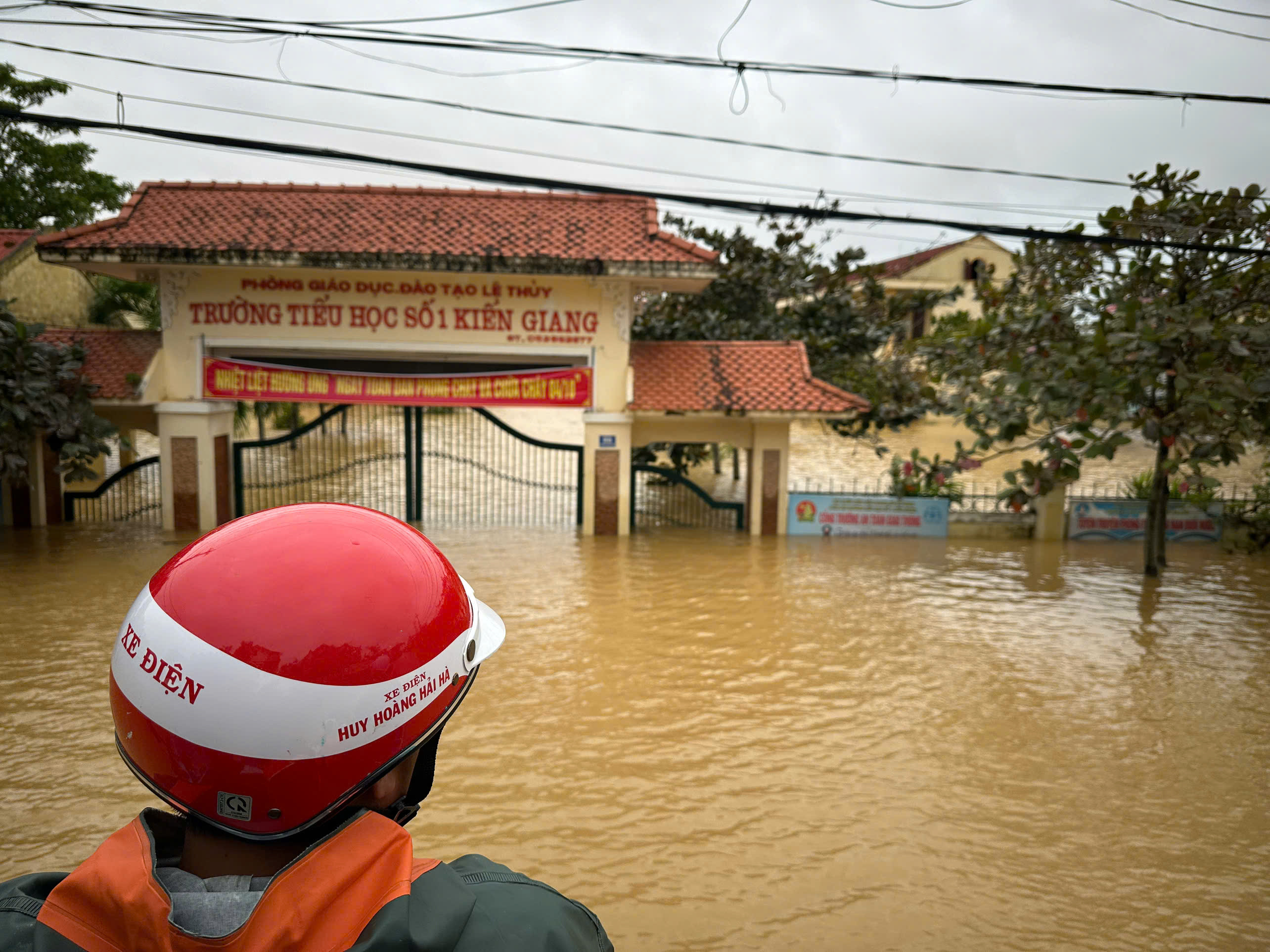 Hàng chục nghìn học sinh ở miền Trung chưa thể đến trường