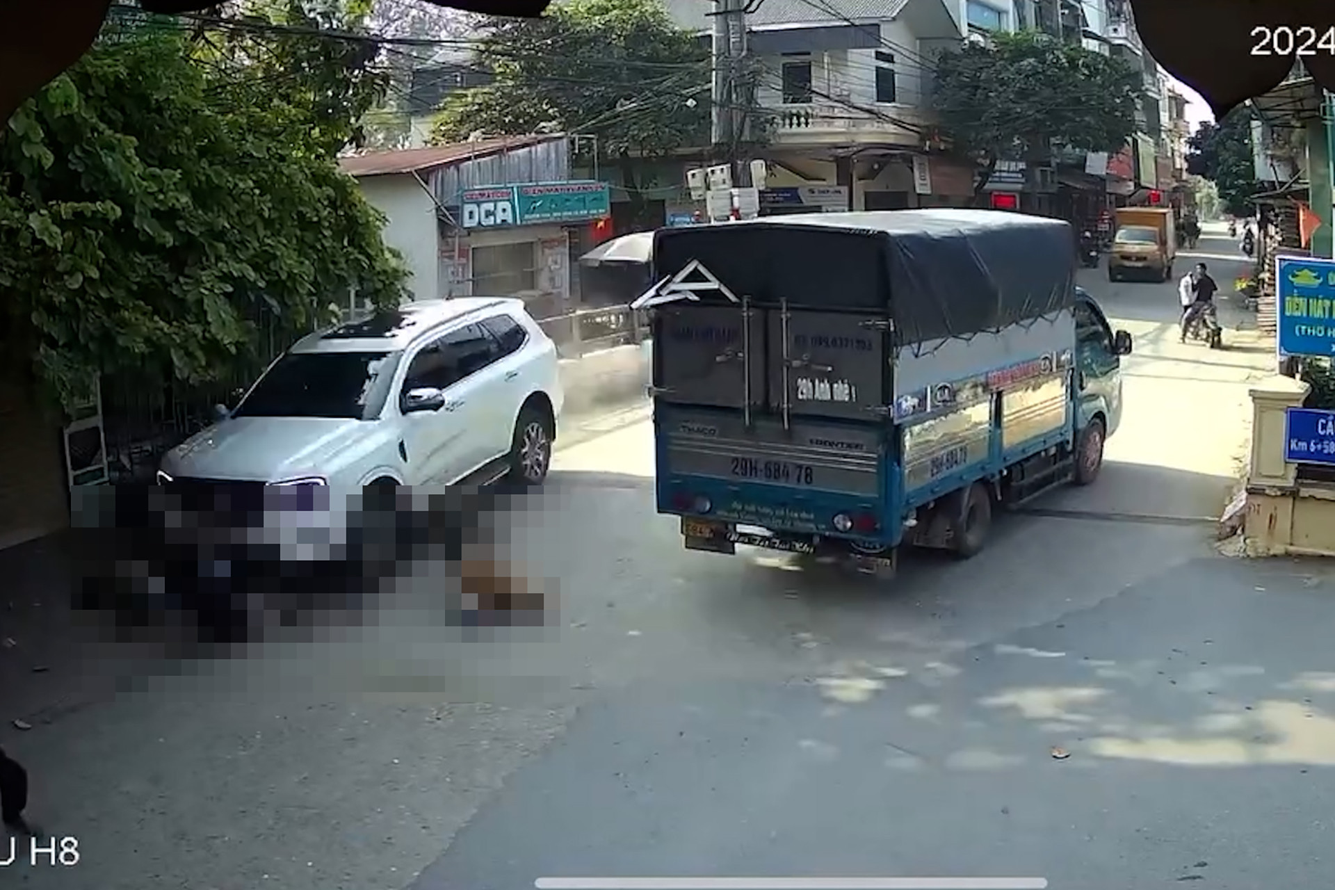 Tạm giữ tài xế ô tô lao vào đoàn người đưa tang khiến 1 người tử vong