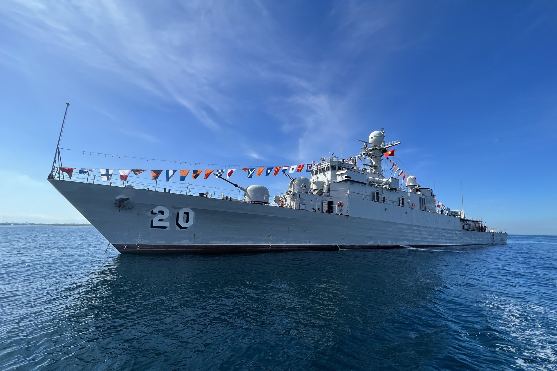 Tàu 20 - chiến hạm đầu tiên của Vùng 3 Hải quân đi qua đường xích đạo