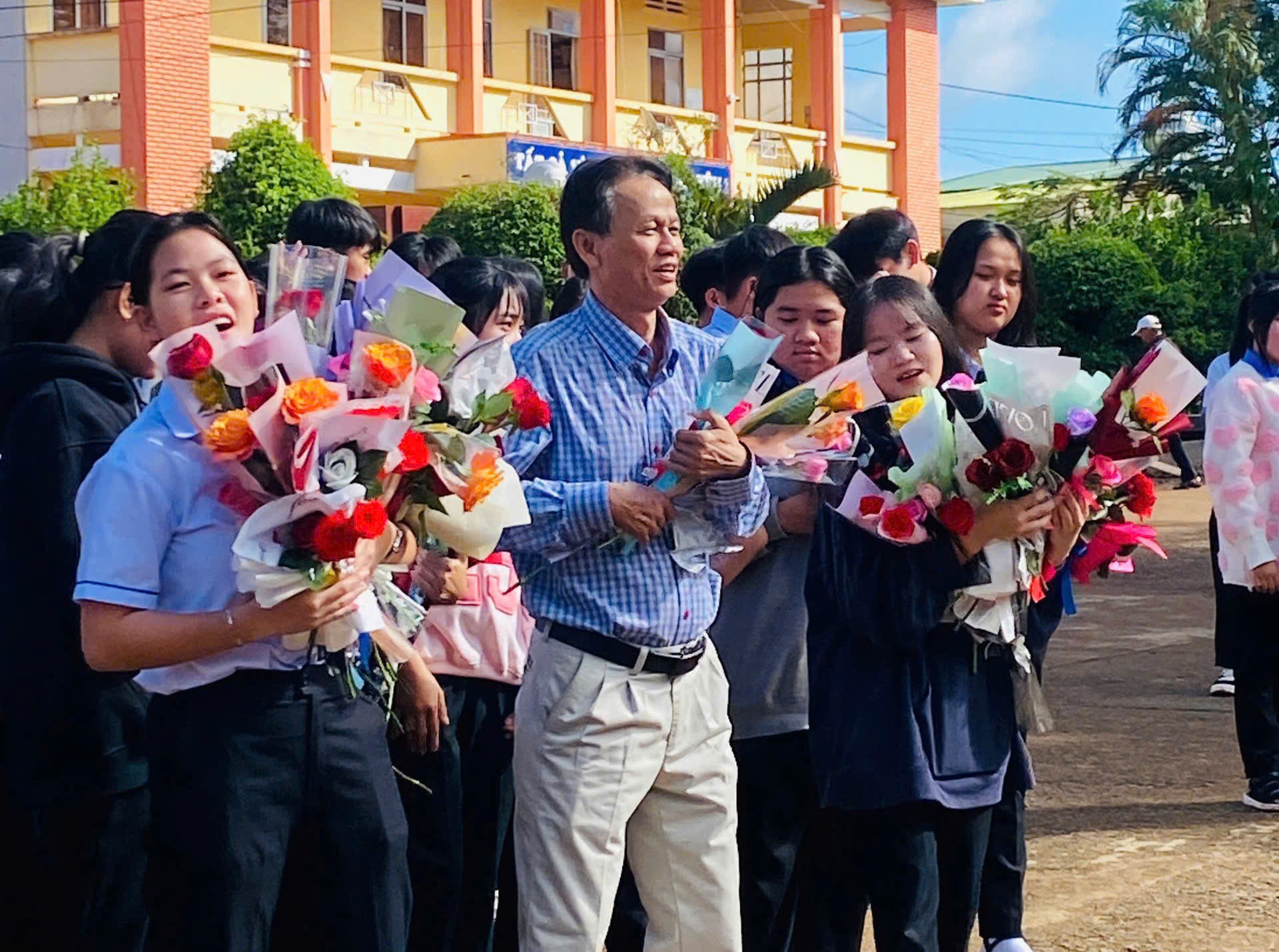 'Lễ về hưu' của thầy hiệu trưởng sau 38 năm dạy học ở buôn làng gây sốt mạng