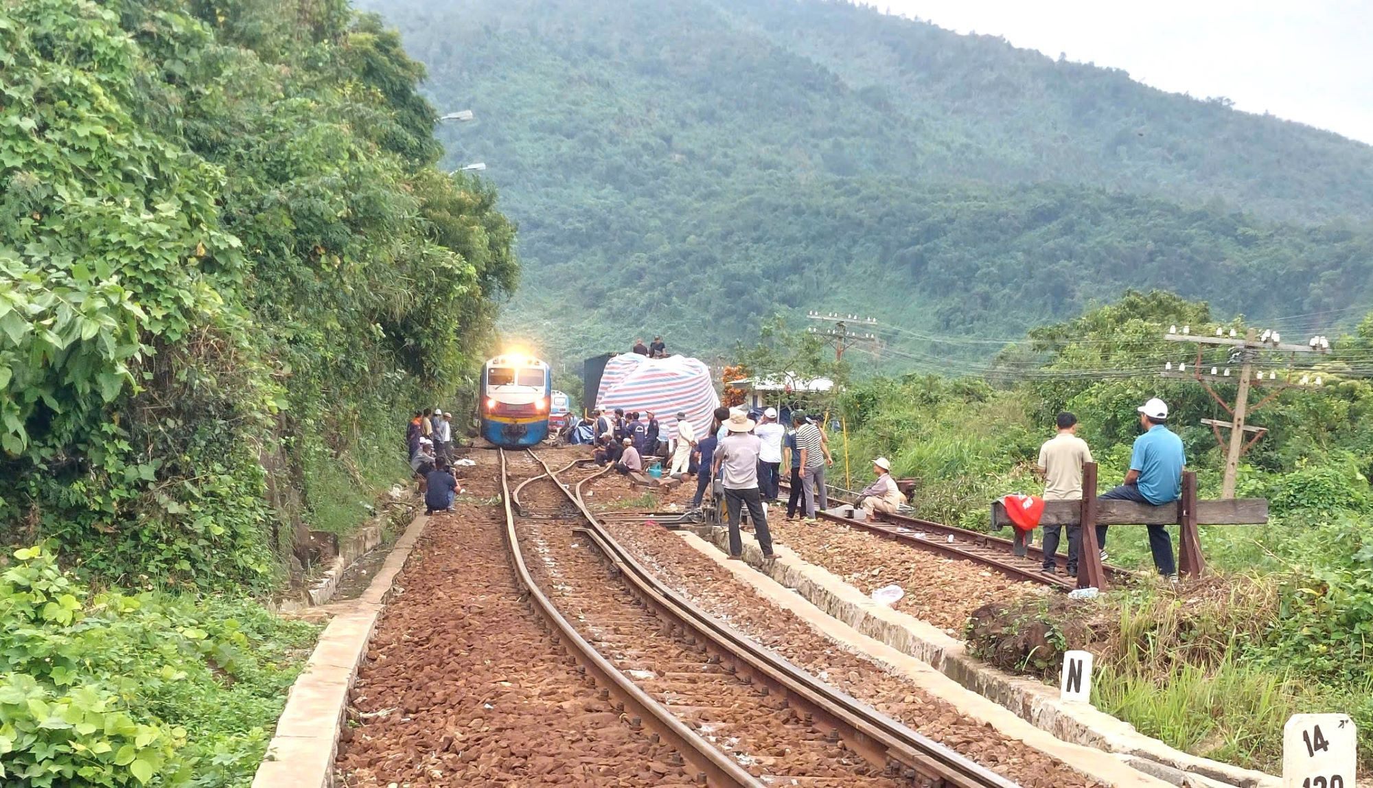 Khắc phục xong sự cố tàu trật bánh trên đèo Hải Vân, thông tuyến đường sắt