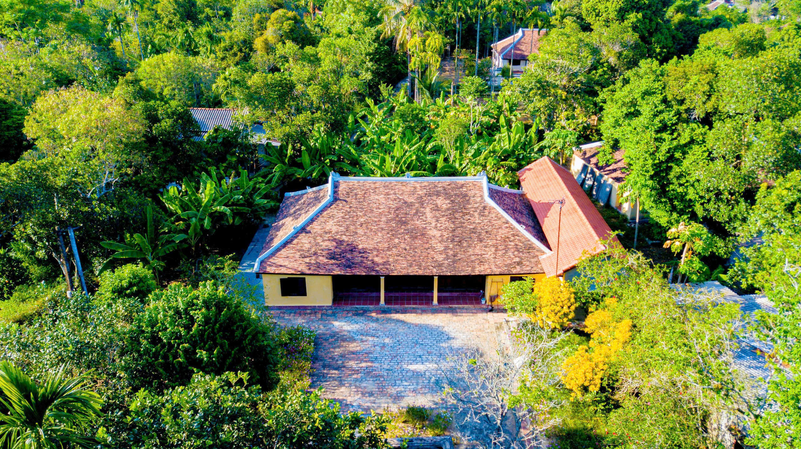 Bên trong làng cổ 554 tuổi được đề nghị là di tích quốc gia đặc biệt có gì?