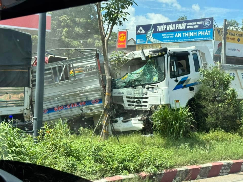 Xe 'điên' tông loạt ô tô, xe máy dừng đèn đỏ ở Bình Dương, 1 người chết