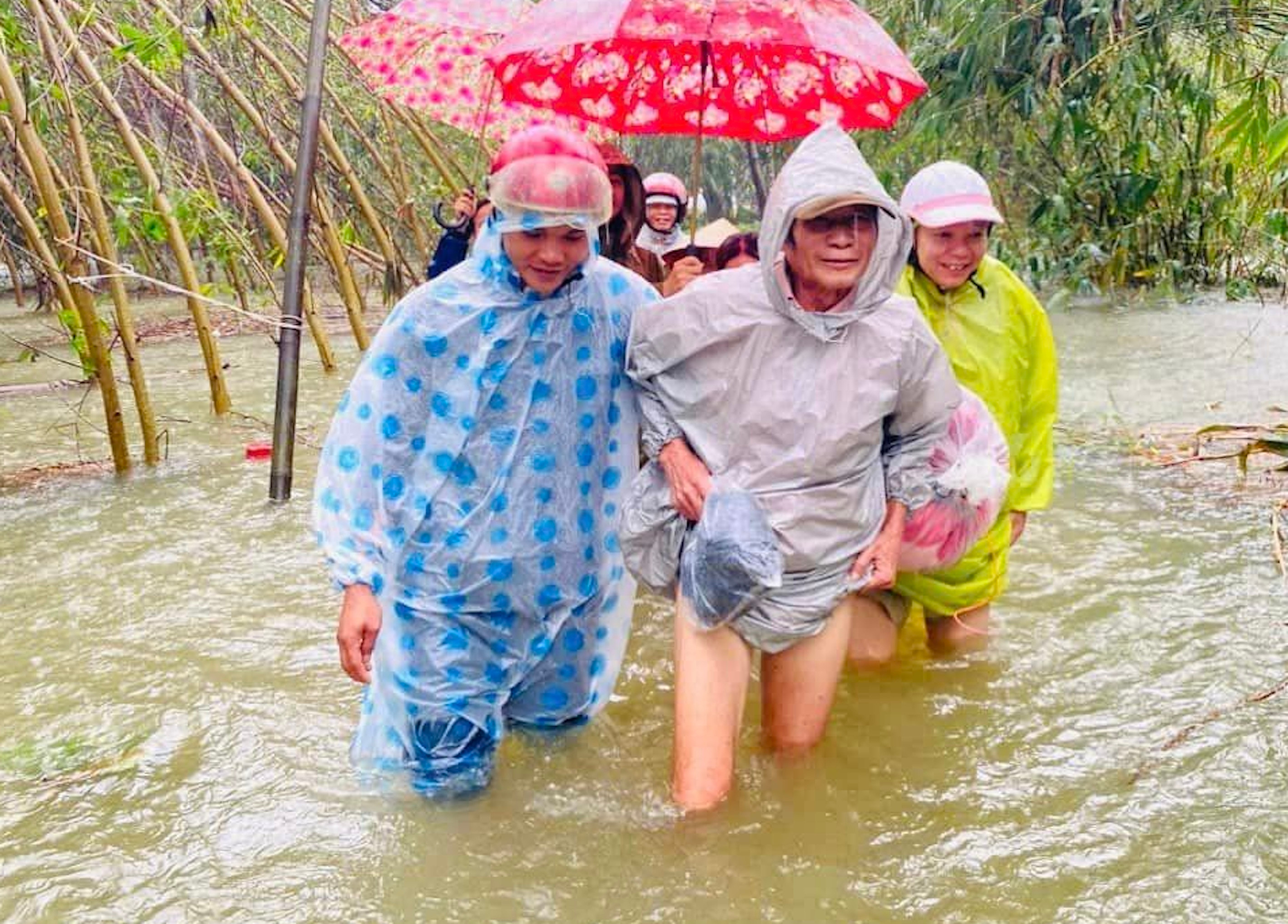 Miền Trung mưa trắng trời, nhiều nơi chìm trong biển nước