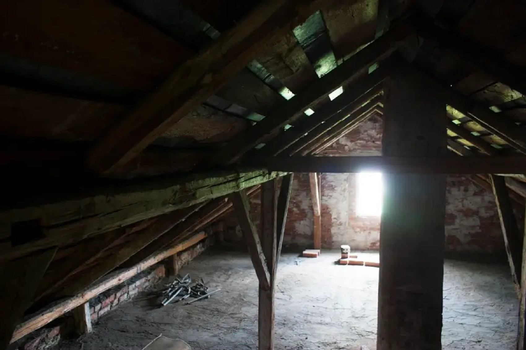 Mua nhà mới, phát hiện thi thể chủ cũ mất tích 15 năm trên gác xép 