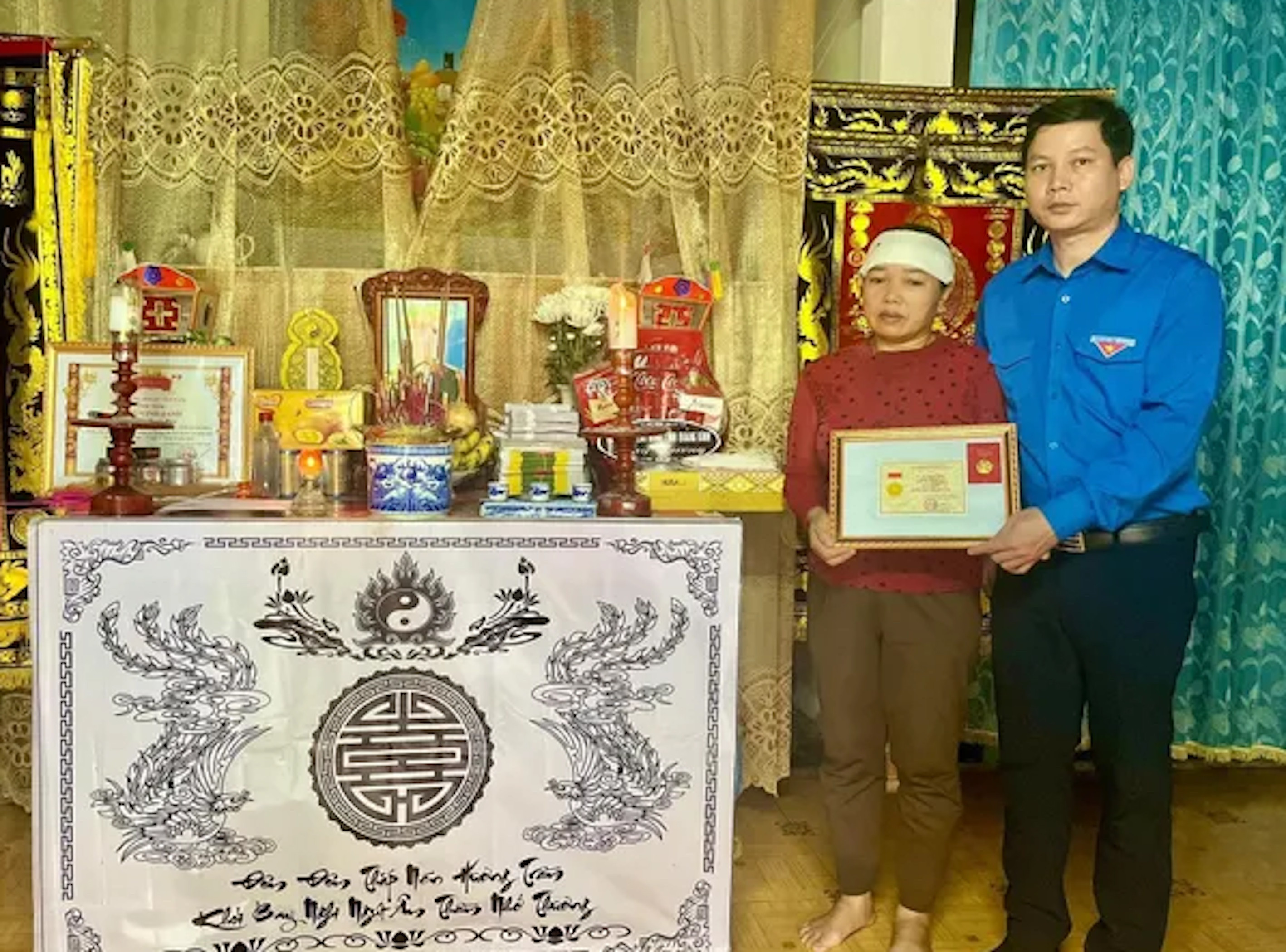 Trao Huy hiệu Tuổi trẻ dũng cảm cho thanh niên xung kích bị lũ cuốn lúc giúp dân