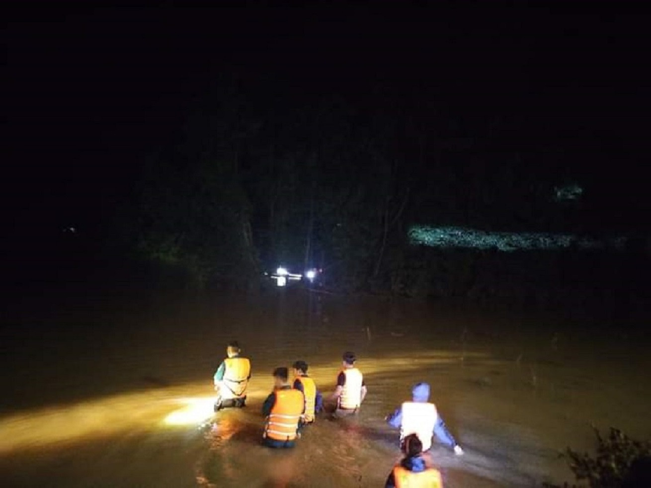 Lật ghe, hai vợ chồng ở Quảng Ngãi chết đuối 