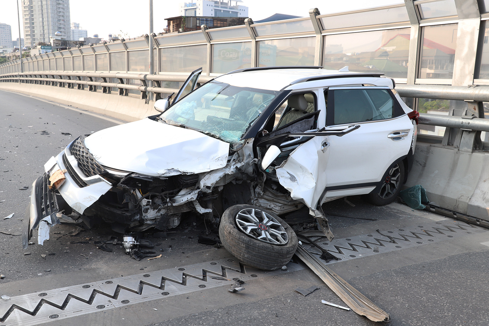 Hà Nội: Ô tô lao thẳng vào dải phân cách, chắn ngang đường Vành đai 2