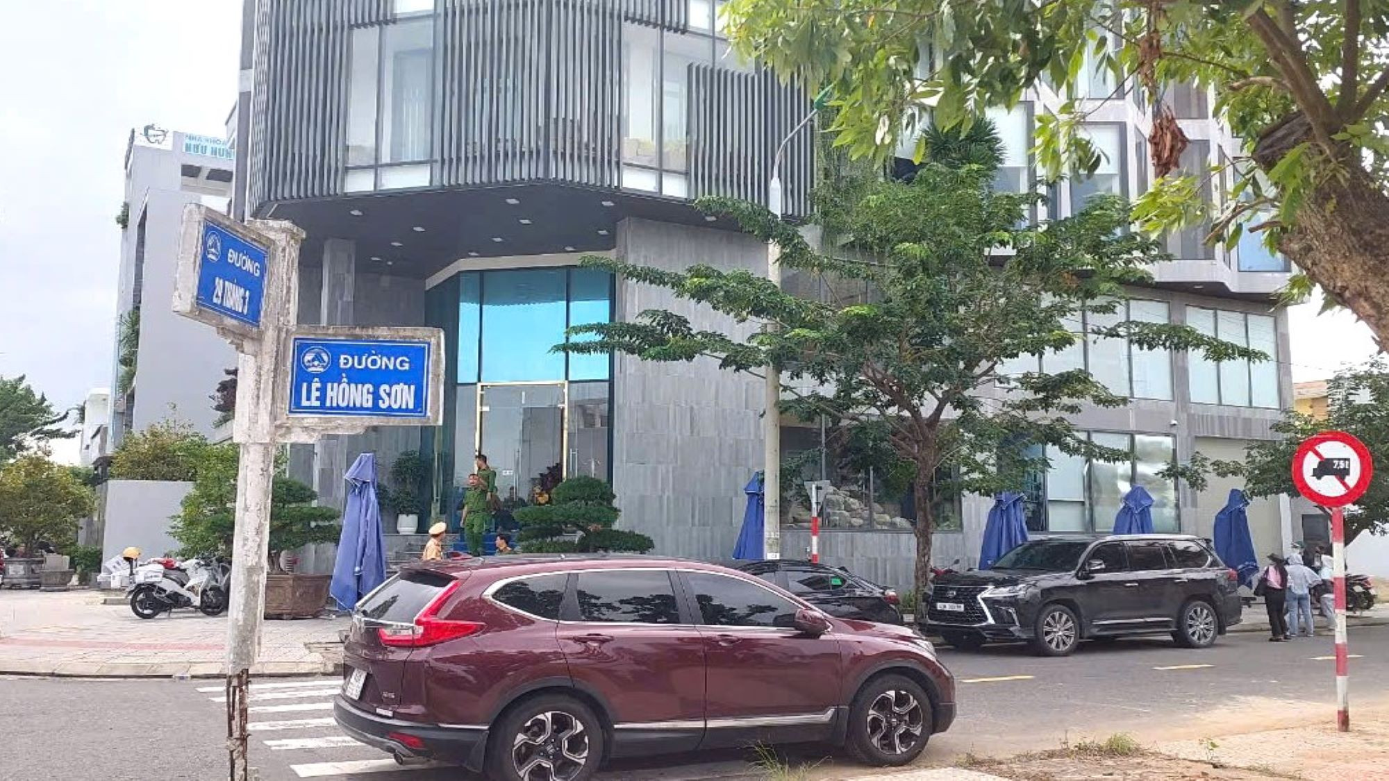 Hàng chục công an có mặt, phong tỏa trước trụ sở Công ty TNHH Tư vấn đầu tư GFDI