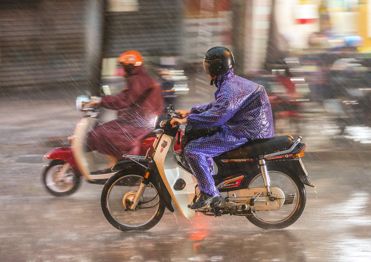 Dự báo thời tiết ngày 11/11: Trung Trung Bộ hứng mưa lớn, Biển Đông bão nối bão