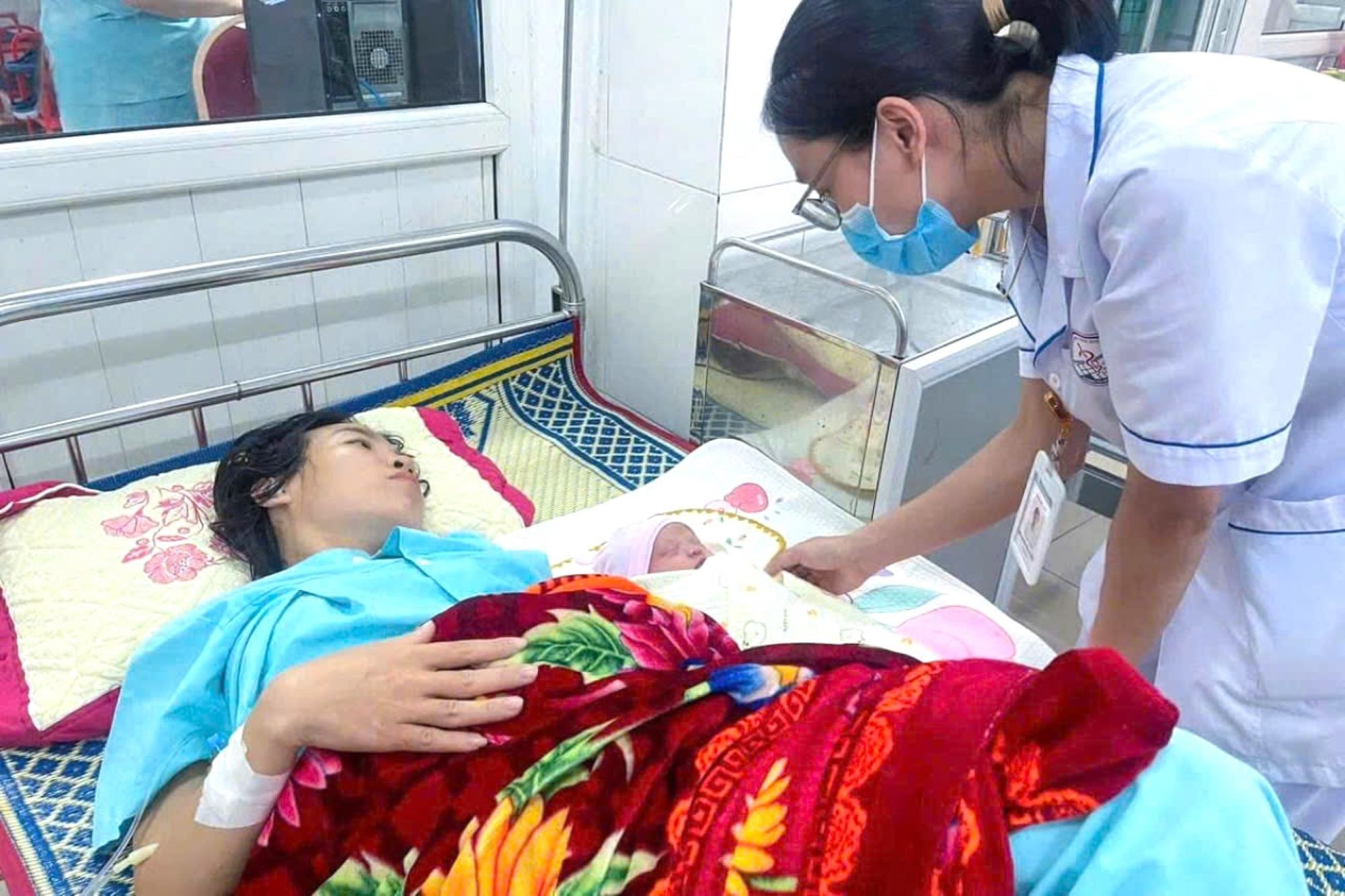 Bác sỹ, nhân viên Bệnh viện tỉnh Quảng Trị hiến máu cứu sản phụ trong nguy cấp