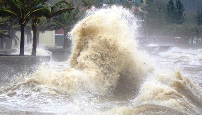 Bão số 7 một ngày giảm 6 cấp, bão Toraji giật cấp 15 tiến nhanh vào Biển Đông