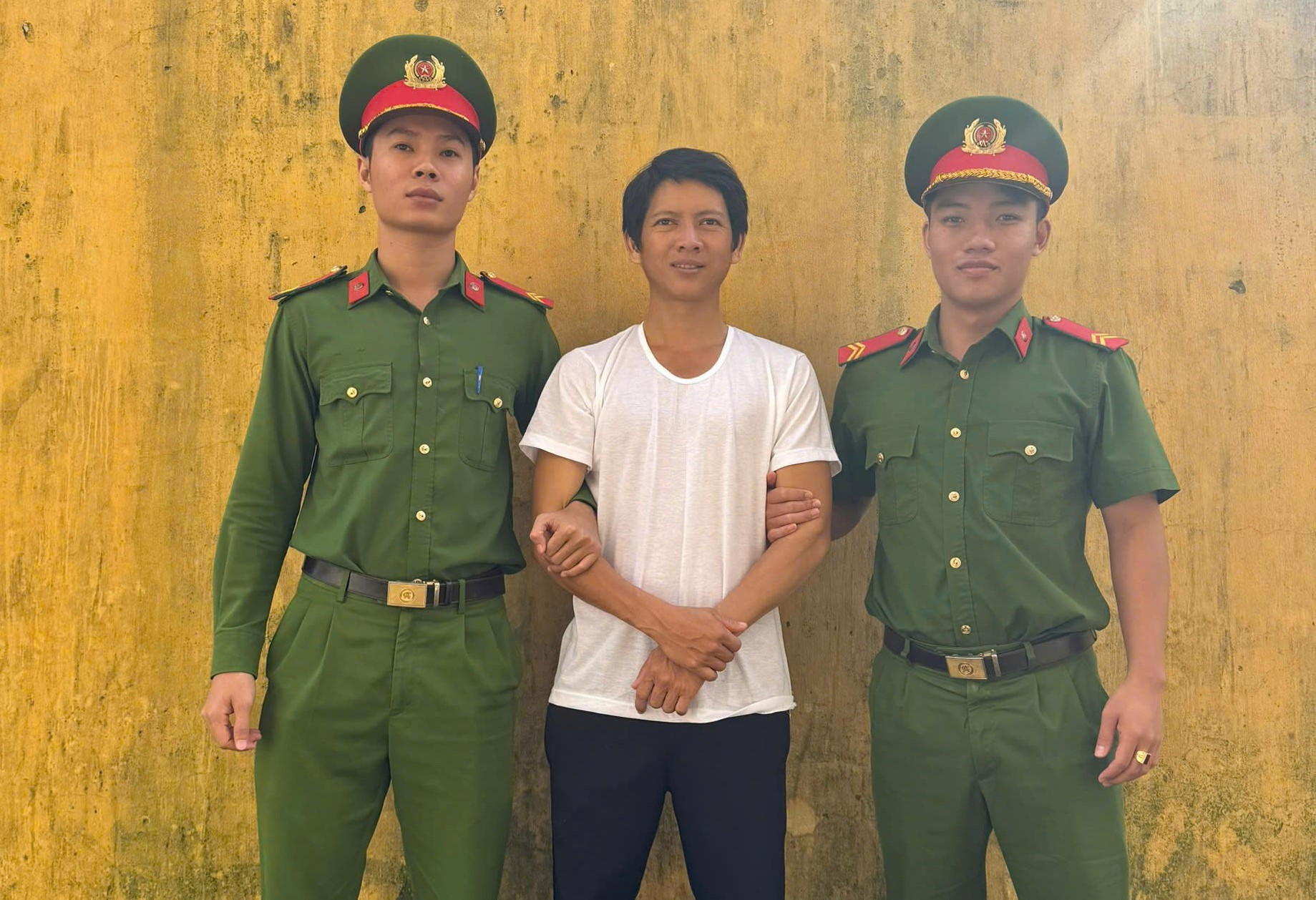 Bị cự tuyệt, gã đàn ông mang xăng đến công ty người yêu cũ dọa chết chung