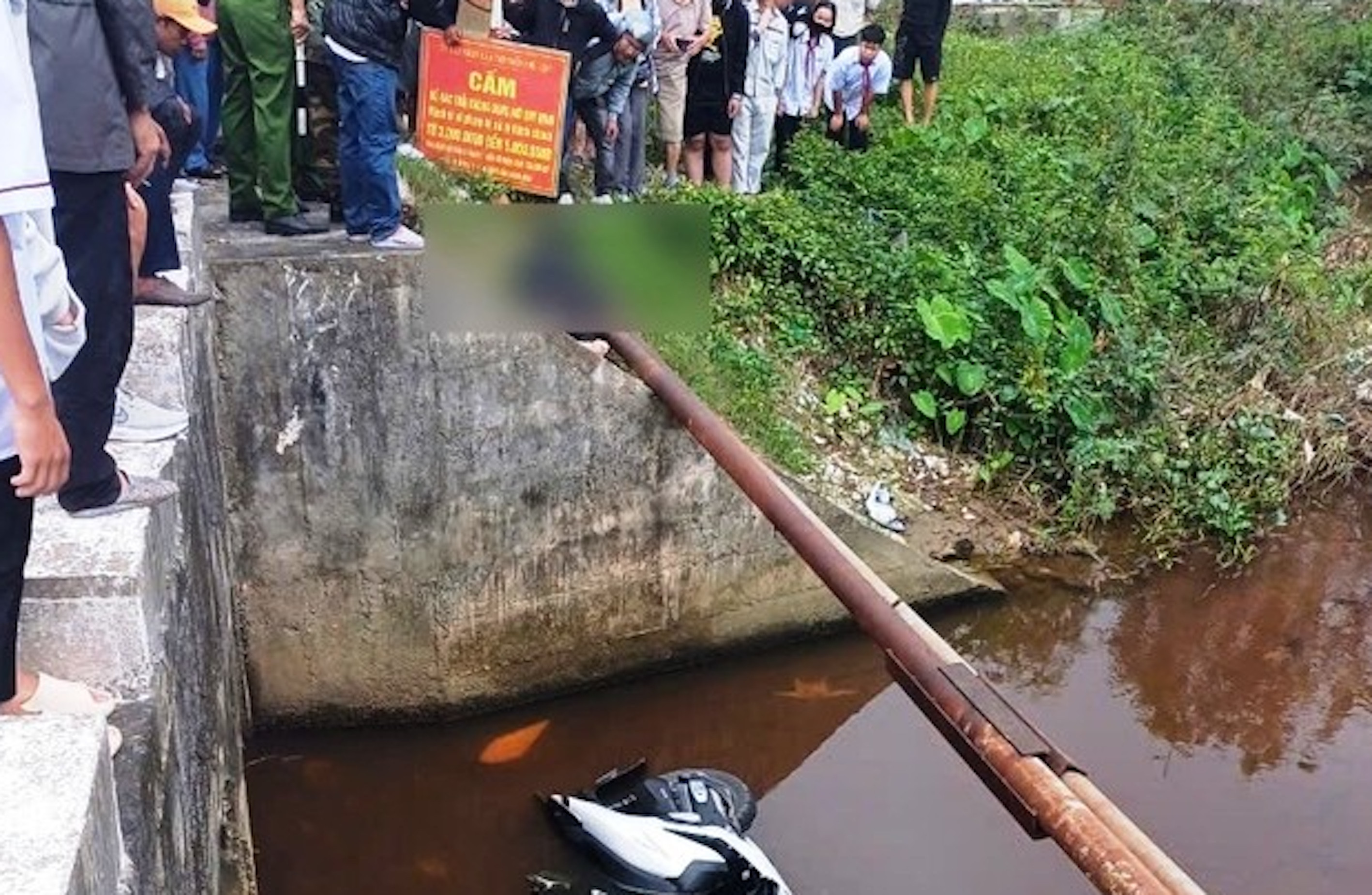 Phát hiện thi thể nam thanh niên dưới mương nước cạnh xe máy