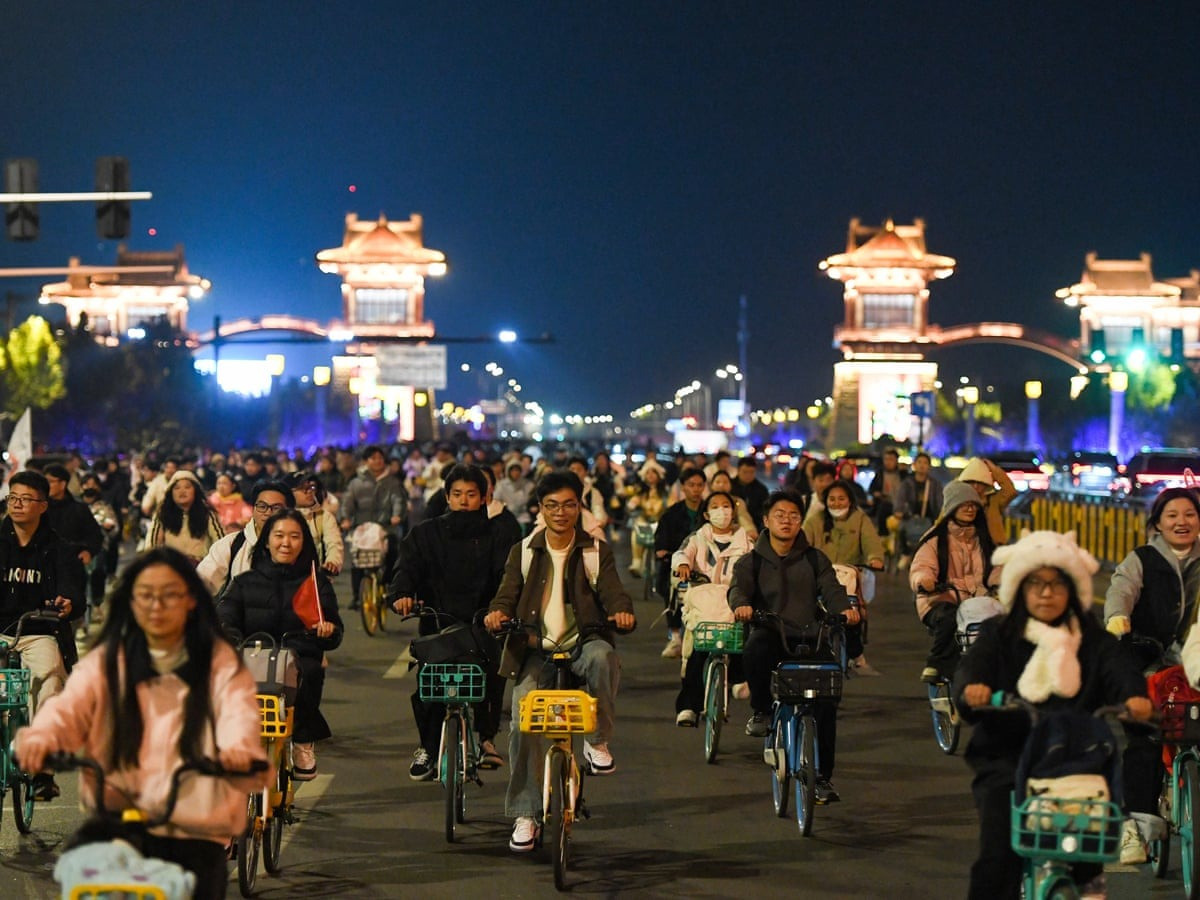 Thành phố Trung Quốc 'vỡ trận' vì 100.000 sinh viên đạp xe đi ăn đêm