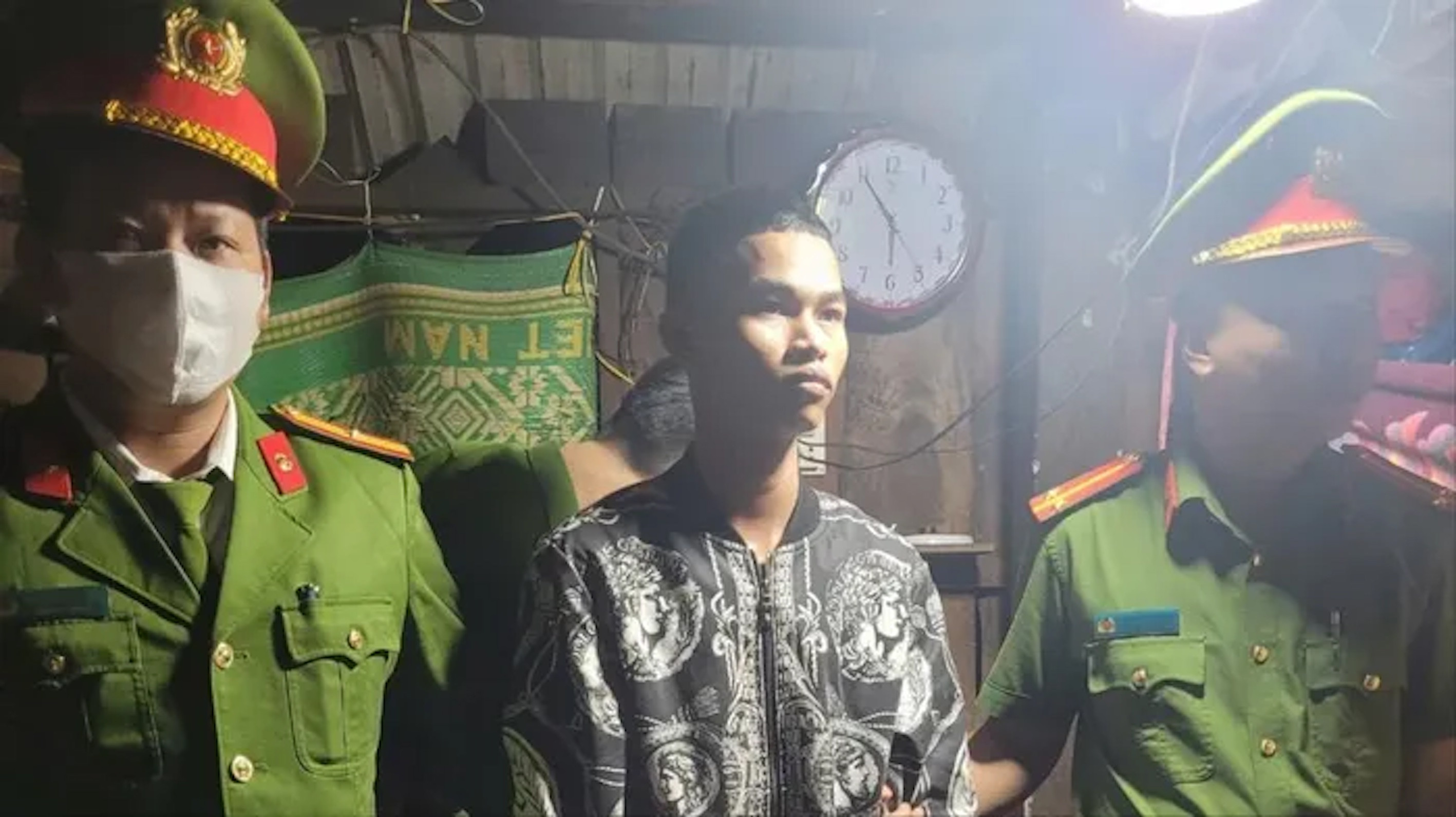 Bị đòi nợ, nhóm thanh thiếu niên dùng thuốc nổ tấn công quán tạp hóa 