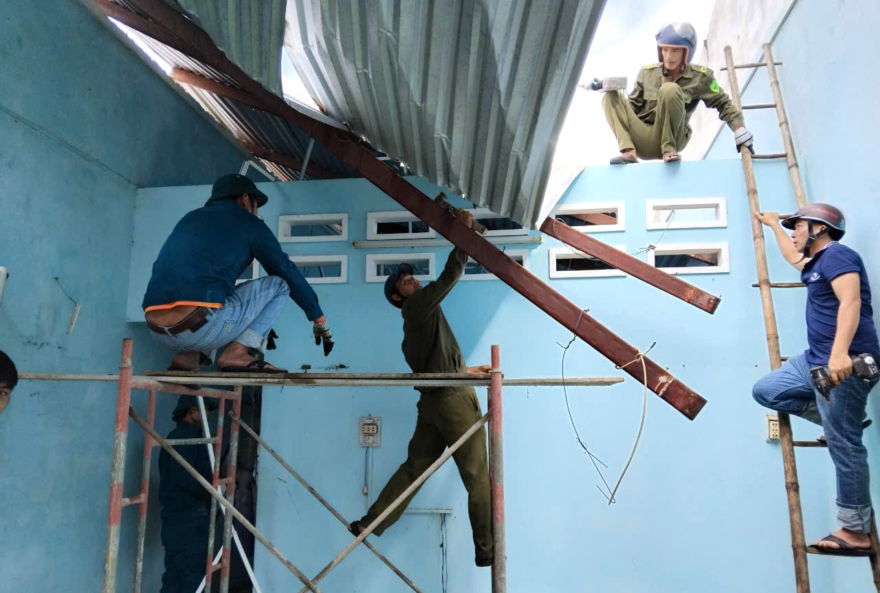 Gió lốc cuốn phăng hàng chục mái nhà dân ở Quảng Ngãi