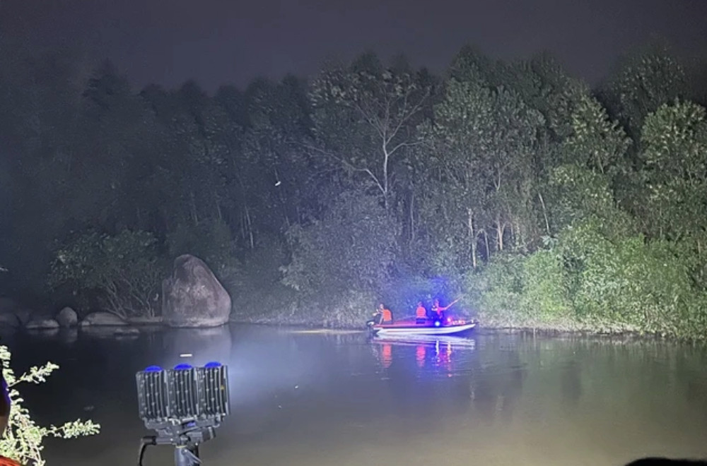 Nhóm học sinh rủ nhau tắm sông, hai em mất tích